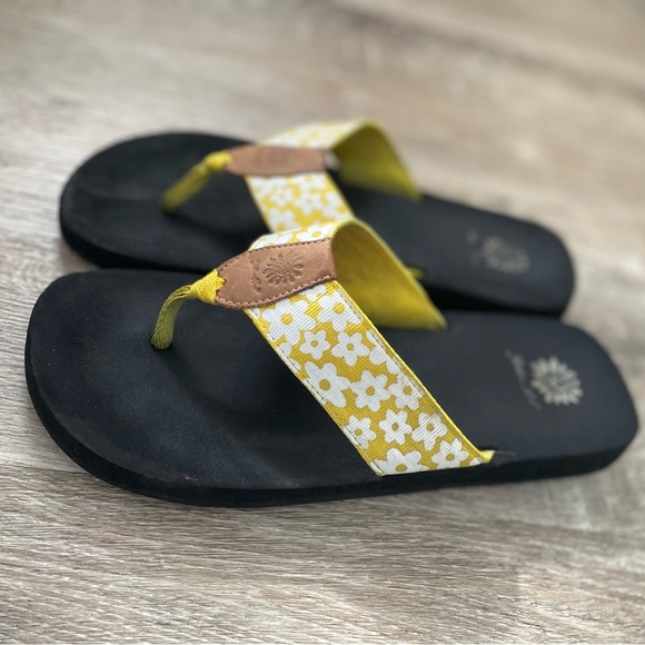 Yellow Box Black and Yellow Floral Sandals - Picture 3 of 4